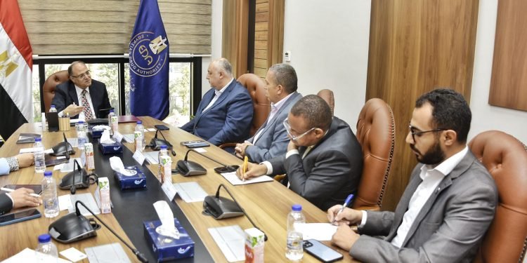 رئيس هيئة الدواء المصرية يبحث مع البنك الدولي آليات توطين صناعة المستلزمات الطبية