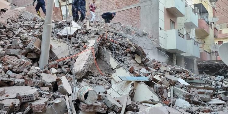 مأساة بأسيوط.. انهيار منزل يودي بحياة أب وابنه ويصيب 5 من أسرته