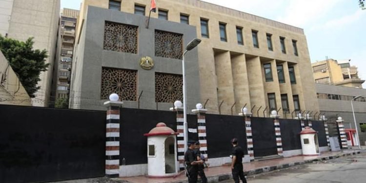 السفارة البريطانية بالقاهرة تعلن إغلاق أبوابها بعد إزالة الحواجز الأمنية