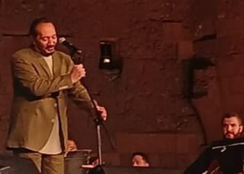 على طريقة أحمد عبد العزيز.. علي الحجار يحرج إحدى معجباته!