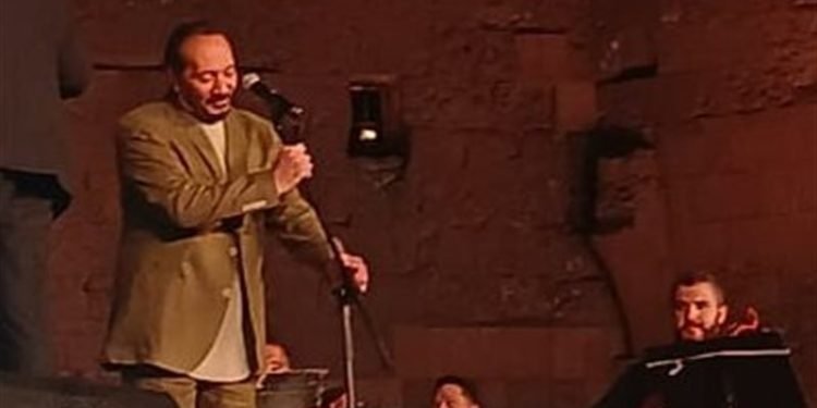 على طريقة أحمد عبد العزيز.. علي الحجار يحرج إحدى معجباته!