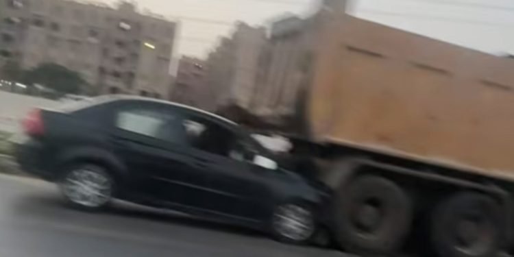 القبض على المتهمين بمضايقة فتاة على طريق الواحات بعد حادث سير