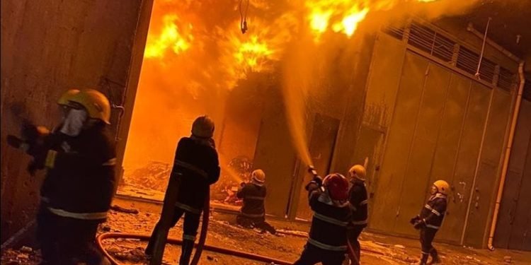 حريق يلتهم مخزن أقمشة بعقار سكني في السلام