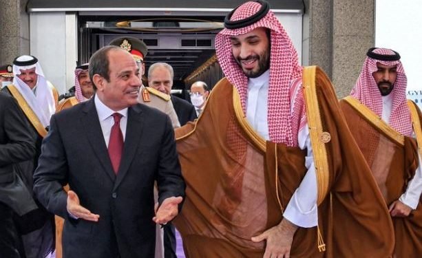 محمد بن سلمان يستقبل السيسي في مطار نيوم