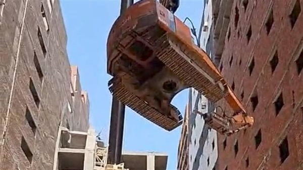 محافظة الجيزة تُزيل 6 أبراج مخالفة باللبيني باستخدام حفارات “جاك هامر”