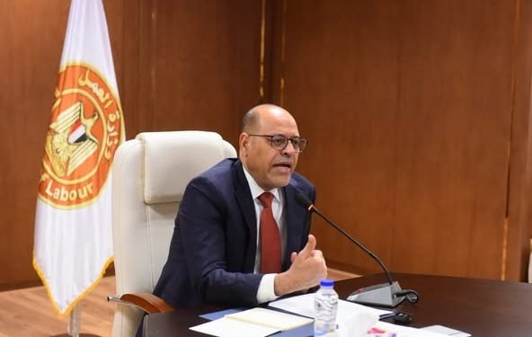 “العمل” تدعو المصريين مستحقي معاشات العراق لاستلام مستحقاتهم حسب الجداول المعلنة