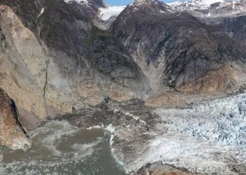 انزلاق أرضي هائل بألاسكا يسبب تسونامي ويهدد بفيضان جديد