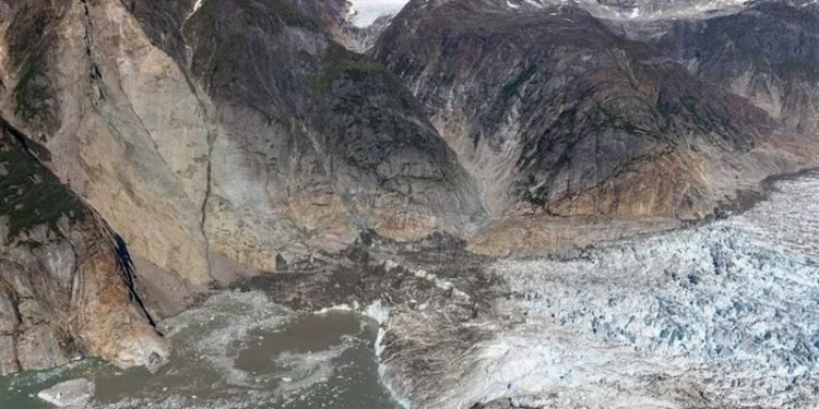 انزلاق أرضي هائل بألاسكا يسبب تسونامي ويهدد بفيضان جديد