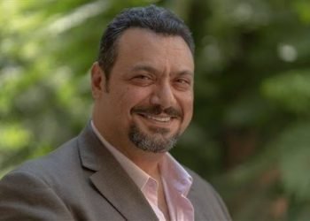 مراد مكرم يحذر من طبول الحرب ويوجه نصائح لمشجعي كرة القدم