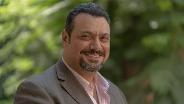 مراد مكرم يحذر من طبول الحرب ويوجه نصائح لمشجعي كرة القدم