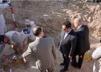 العراق يبدأ فتح مقبرة الخسفة لكشف جرائم داعش الجماعية