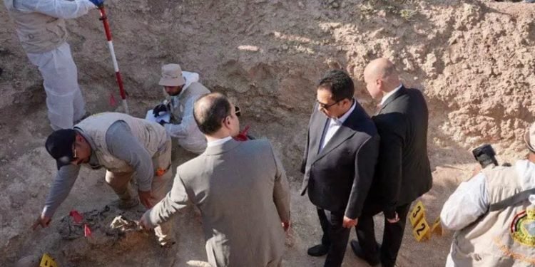 العراق يبدأ فتح مقبرة الخسفة لكشف جرائم داعش الجماعية