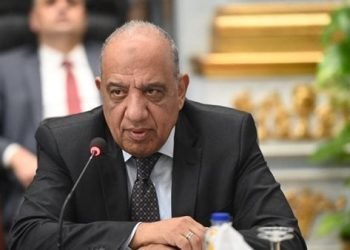 في لفتة إنسانية.. وزير الكهرباء يتبرع برحلة عمرة لـ 5 عاملين على نفقته الخاصة