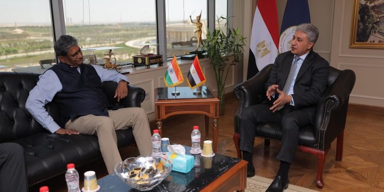 وزير السياحة يبحث مع سفير الهند بالقاهرة تعزيز التعاون في مجالي السياحة والآثار