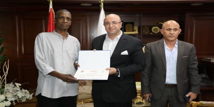 محافظ بني سويف يكرم عامل مزلقان أنقذ شابًا من الموت تحت عجلات القطار