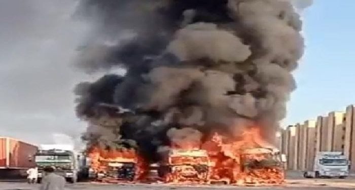 حريق هائل يلتهم 4 سيارات داخل جراج نقل خلف مستشفى القرين بالشرقية