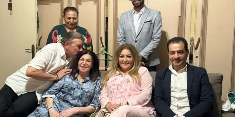 وفد من وزارة الثقافة ونقابة المهن التمثيلية يزور نجوى فؤاد استجابة لاستغاثتها