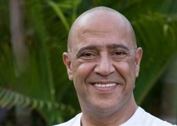 أشرف عبد الباقي يرد على الجدل حول إطلالته الصلعاء