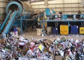 عقوبات صارمة لحماية مصر من مخاطر المخلفات الخطرة