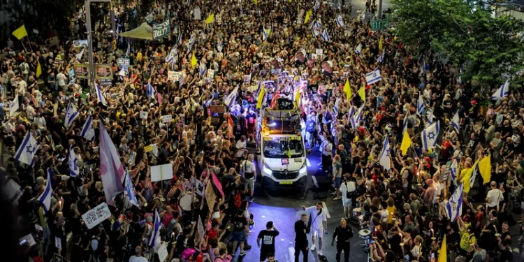 آلاف الإسرائيليين يتظاهرون في تل أبيب للمطالبة بإنهاء حرب غزة