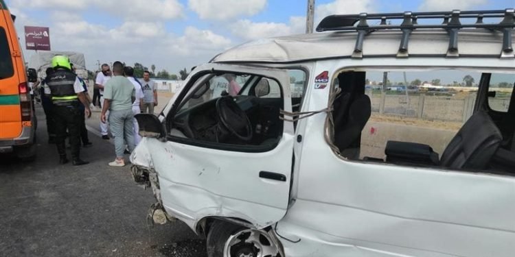 إصابة 6 أشخاص في انقلاب ميكروباص على الطريق الصحراوي بأطفيح