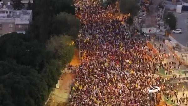 الآلاف يتظاهرون في إسرائيل للمطالبة بوقف حرب غزة وإبرام صفقة لإعادة الأسرى