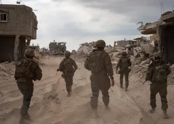 إعلام إسرائيلي: مقتل جندي وسط قصف واشتباكات عنيفة في غزة