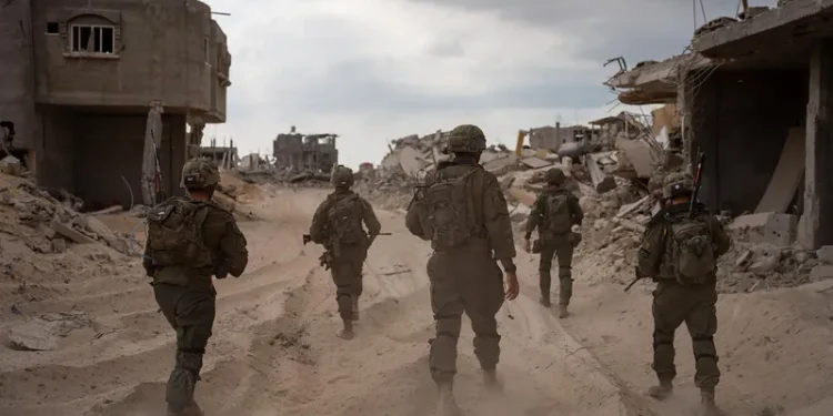 إعلام إسرائيلي: مقتل جندي وسط قصف واشتباكات عنيفة في غزة