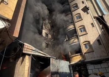 محافظ القاهرة يتابع حريق مخزن خردة ببولاق أبو العلا ويشكل لجنة هندسية لفحص العقار