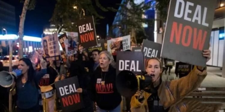 عائلات الأسرى الإسرائيليين: الصفقة جاهزة ونتنياهو يعرقل تنفيذها اليوم