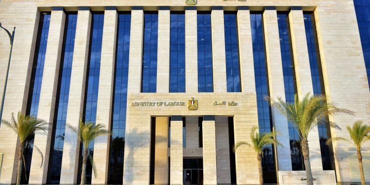 وزارة العمل تنهي اليوم استقبال طلبات وظائف بالسعودية برواتب تصل إلى 6000 ريال