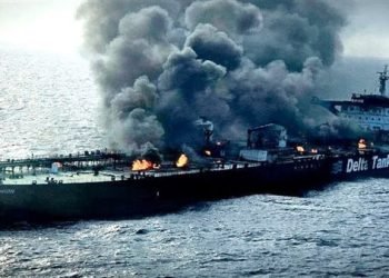 سماع دوي انفجار ضخم قرب سفينة بالبحر الأحمر.. عقب هجوم حوثي