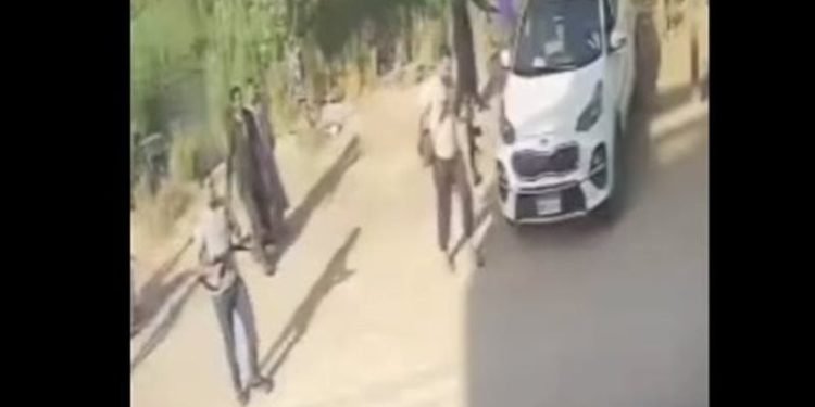 مجهولون يحملون أسلحة رشاشة يثيرون الرعب على طريق أسيوط سوهاج