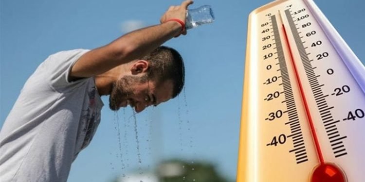 طقس شديد الحرارة رطب اليوم وشبورة كثيفة على بعض الطرق