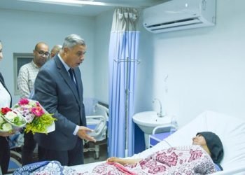 محافظ الإسكندرية يطمئن على مصابي حادث الغرق بشاطئ أبو تلات بمستشفى العامرية