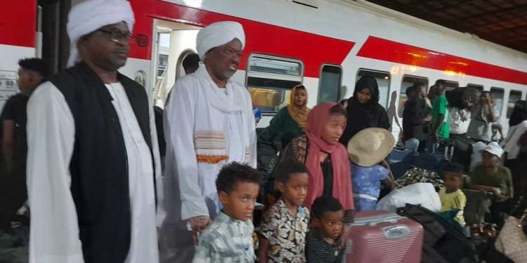 استعدادات بمحطة السد العالي لاستقبال الفوج الثالث من السودانيين العائدين إلى بلادهم