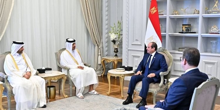 السيسي يبحث مع رئيس وزراء قطر تعزيز التعاون والاستثمارات المشتركة