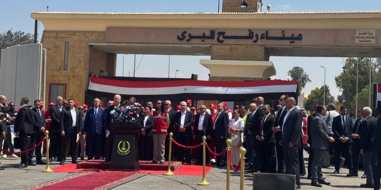 رئيس الوزراء الفلسطيني من معبر رفح: غزة جزء من دولتنا ولن نقبل بفرض ترتيبات خارجية