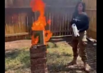 مرشحة بالكونجرس الأمريكي تشعل النار في المصحف وتتوعد بإنهاء الإسلام في تكساس