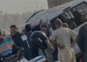 تصادم ميكروباص بالرصيف أعلى الطريق الدائري اتجاه المريوطية