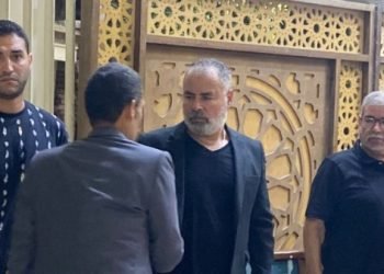 انهيار الفنان صبحي خليل في عزاء والدته