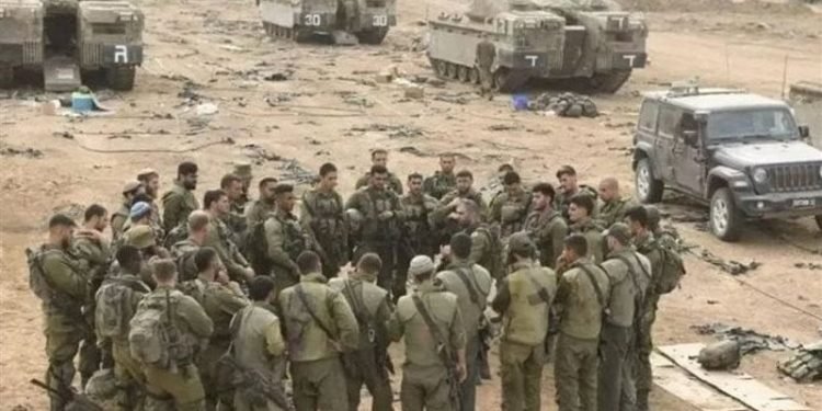 إسرائيل تحرق منزلاً بطولكرم وتخطط لاجتياح واسع لمدينة غزة