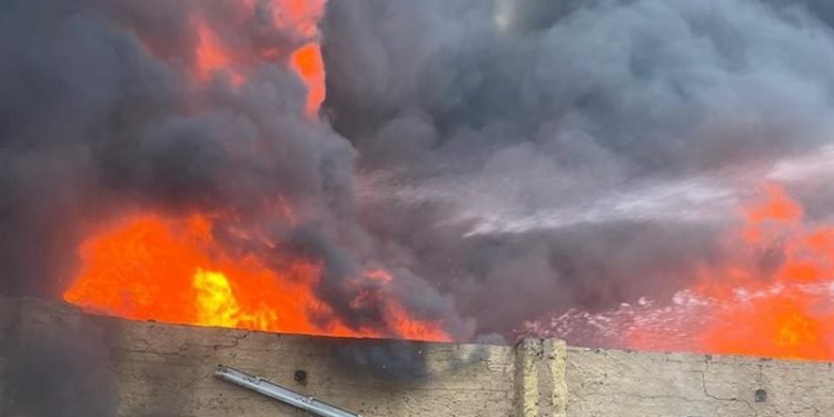 حريق ضخم يلتهم سوق الترجمان بوسط القاهرة