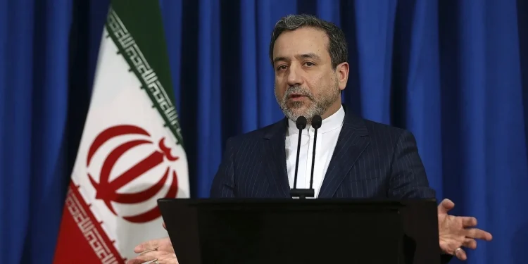 إيران تندد بخطوة أوروبية لإعادة العقوبات وتؤكد استعدادها للعودة إلى المفاوضات