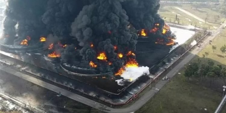 3 قتلى و2 مصابين بحريق بئر نفط غير قانونية في إندونيسيا