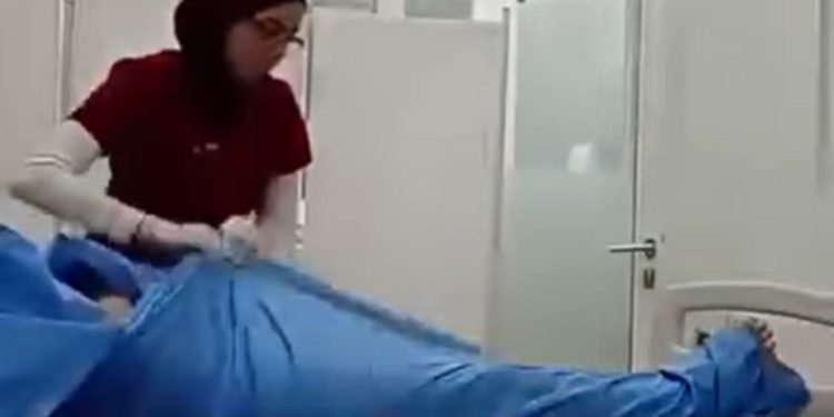 القصة الكاملة لتصوير ممرضة جثمان أحد الأشخاص بعد وفاته