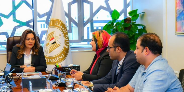 وزيرة التنمية المحلية تبحث تطوير منظومة التفتيش البيئي ورفع الكفاءات