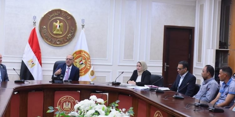 وزير العمل يسلم 93 عقدًا لفرص عمل بالبوسنة والإمارات والأردن