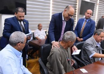 وزير العمل يُسلّم بطاقات بنكية لعمال مصريين مستحقي معاشات