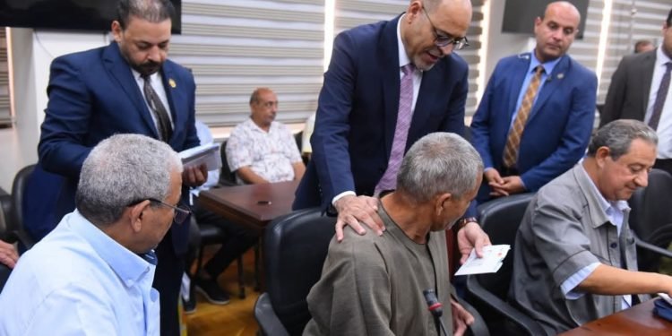 وزير العمل يُسلّم بطاقات بنكية لعمال مصريين مستحقي معاشات